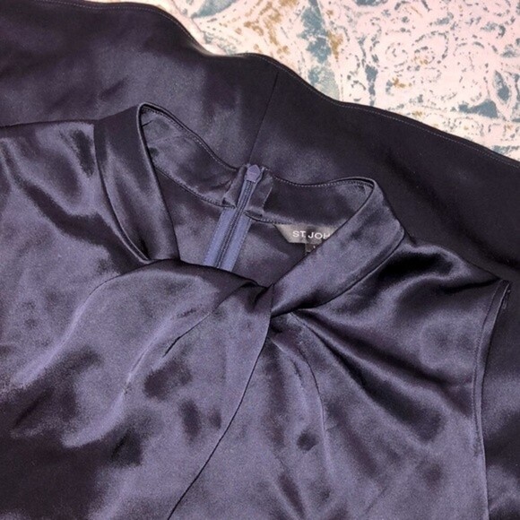 St John size large blue silky sleeveless top - Picture 9 of 10